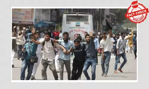 ছবিটিতে আহত পুলিশকে উদ্ধারকারীরা সাংবাদিক নন ছবিটিতে আহত পুলিশকে উদ্ধারকারীরা সাংবাদিক নন
