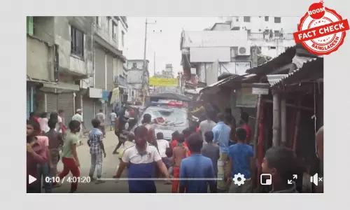 পুলিশের এই গাড়িটি চলমান লকডাউনে ভাংচুর করা হয়নি পুলিশের এই গাড়িটি চলমান লকডাউনে ভাংচুর করা হয়নি
