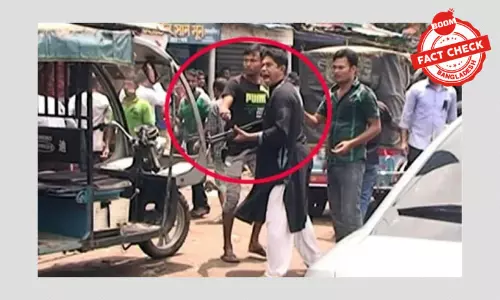 ছবিটি শটগান হাতে হিন্দু ধর্মাবলম্বী কোন পুলিশ কর্মকর্তার নয়