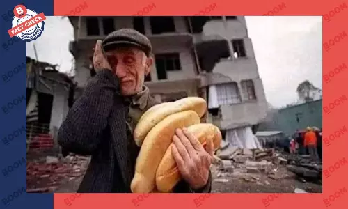 রুটি হাতে কাঁদতে থাকা বৃদ্ধের ছবিটি পুরোনো