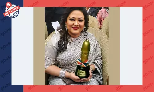 পুরস্কার হাতে সংগীতশিল্পী মমতাজের এই ছবিটি এডিটেড পুরস্কার হাতে সংগীতশিল্পী মমতাজের এই ছবিটি এডিটেড